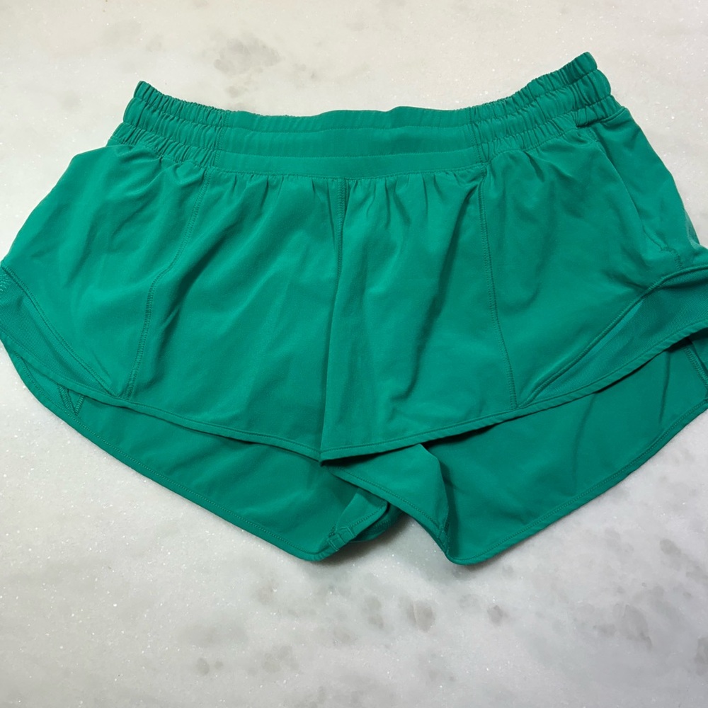 Lululemon Hotty Hot 2.5 inch  Vibrant Green Athletic Shorts